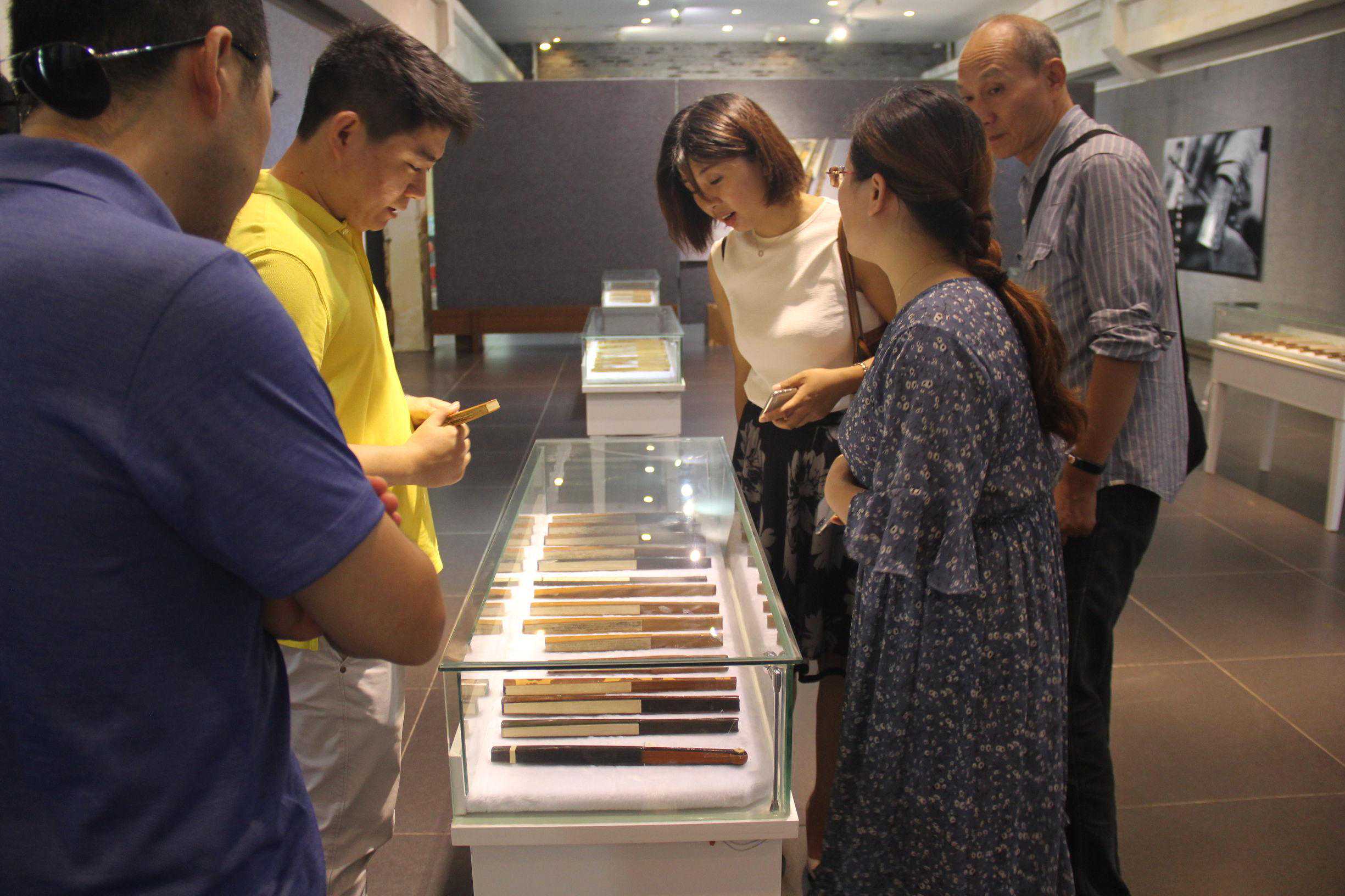 “制扇技艺”非遗传承人来宁办展，苏扇徐徐有扇（善）有琴（情）