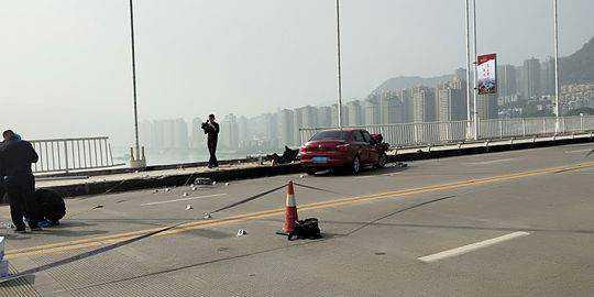 重庆万州公交车坠江：三张老人卡刷卡上车 警方进驻公交公司