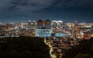 身穿红肚兜的婉儿，清澈而深邃的眼眸，守望着一段美丽动人的传说